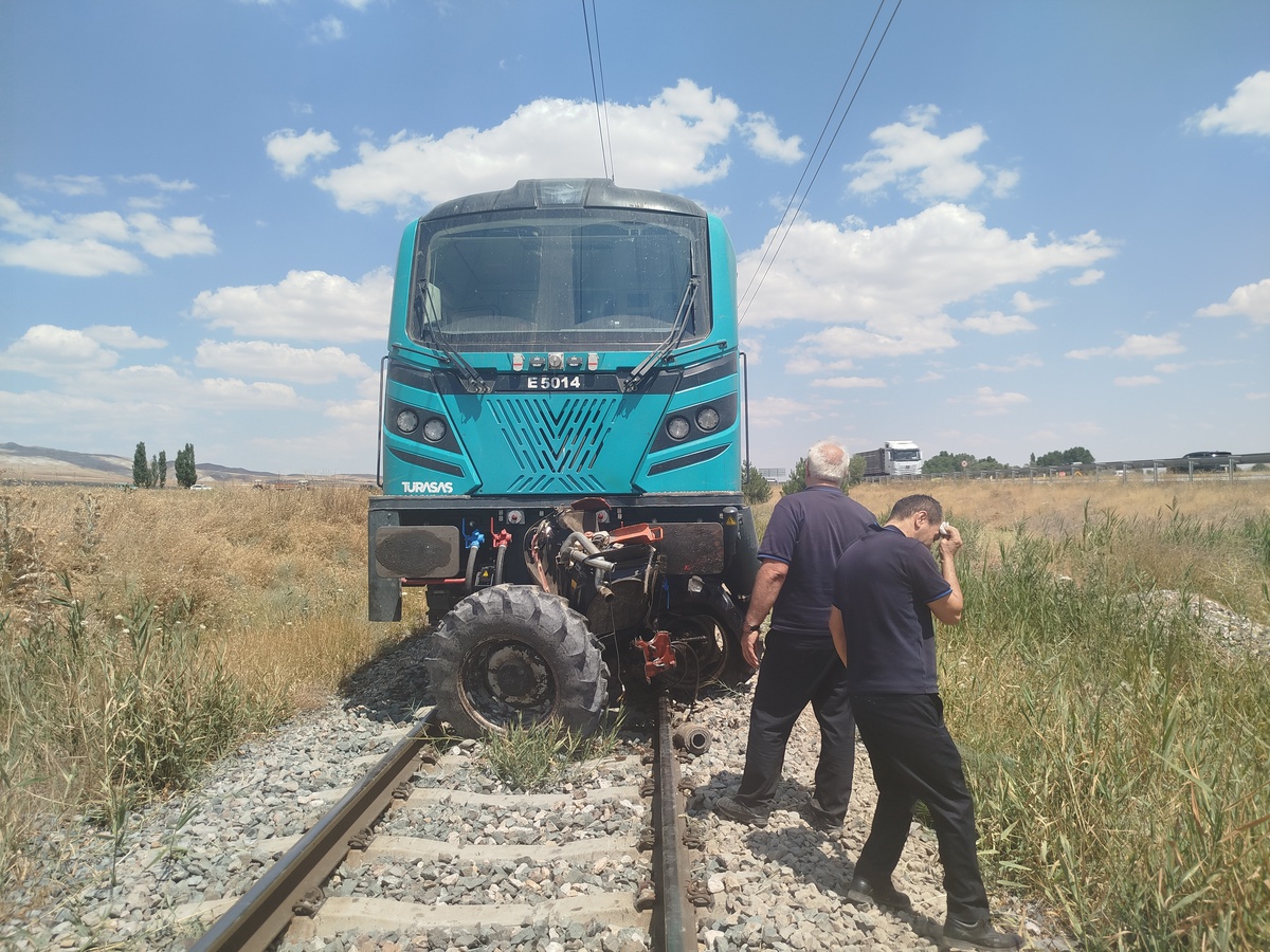 Yük Treni Traktöre Çarptı: Bir Yaralı