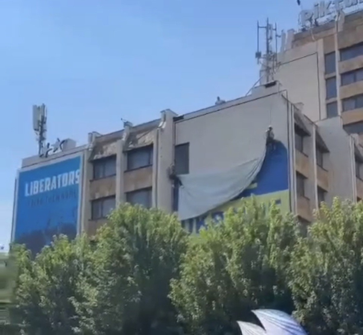 Zelenskiy’nin açıklaması sonrası Kosova’daki dev Ukrayna bayrağı kaldırıldı