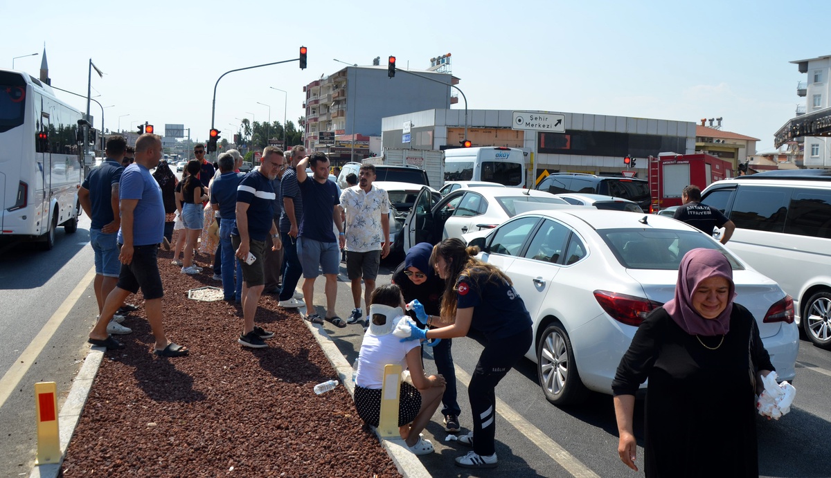 Antalya\'da 5 Araçlı Kaza: 6 Yaralı