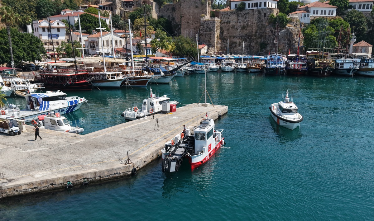 Antalya\'da Denizden 27 Metreküp Atık Toplandı