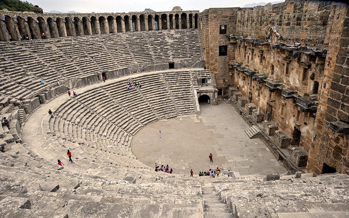 Aspendos\'ta Antik Mezar Bulundu