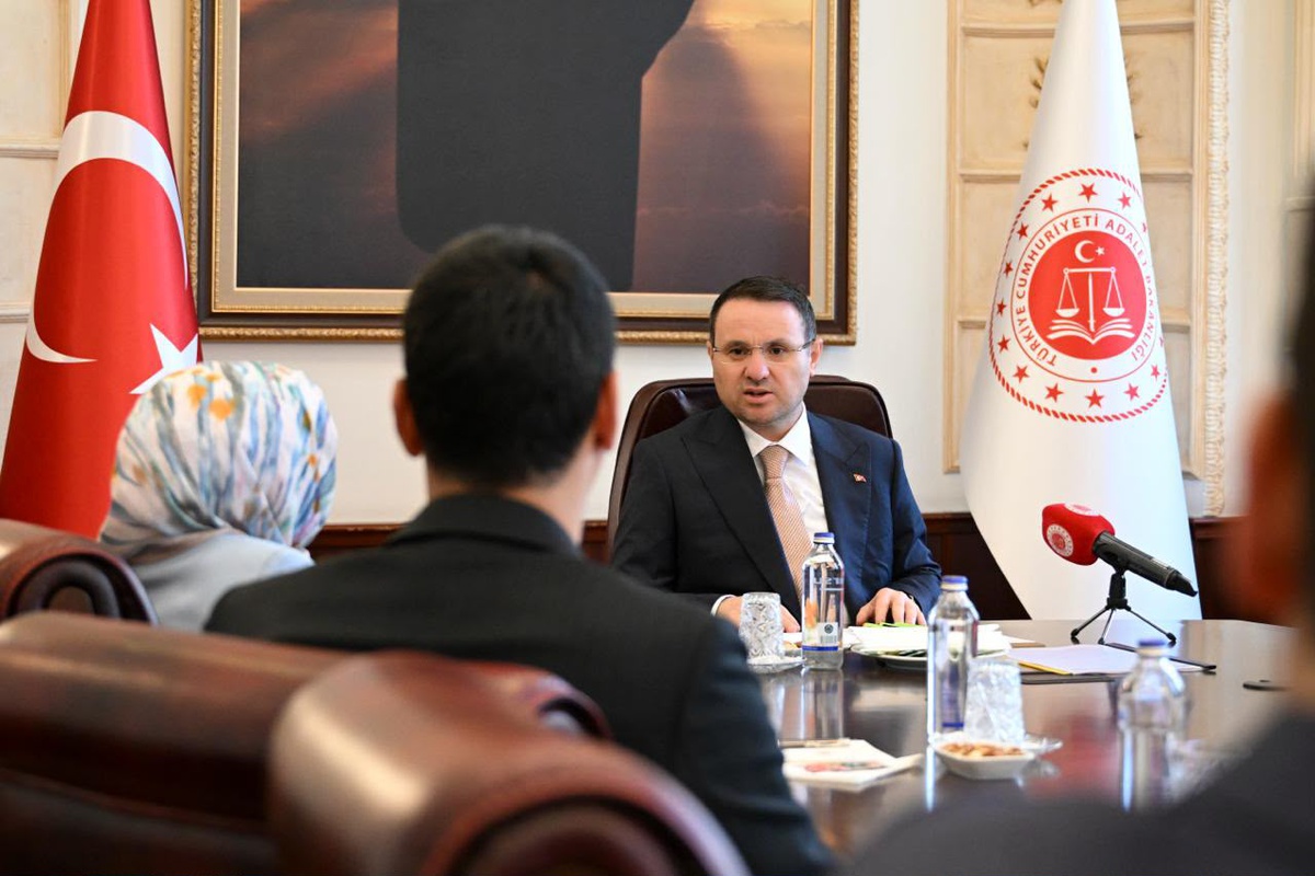 Adalet Bakanı Yazıcıoğlu Ailesini Kabul Etti