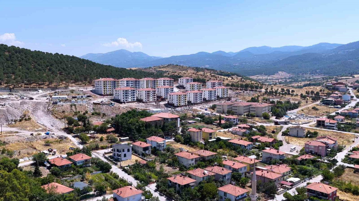 Sındırgı\'da Deprem Yaraları Sarılıyor