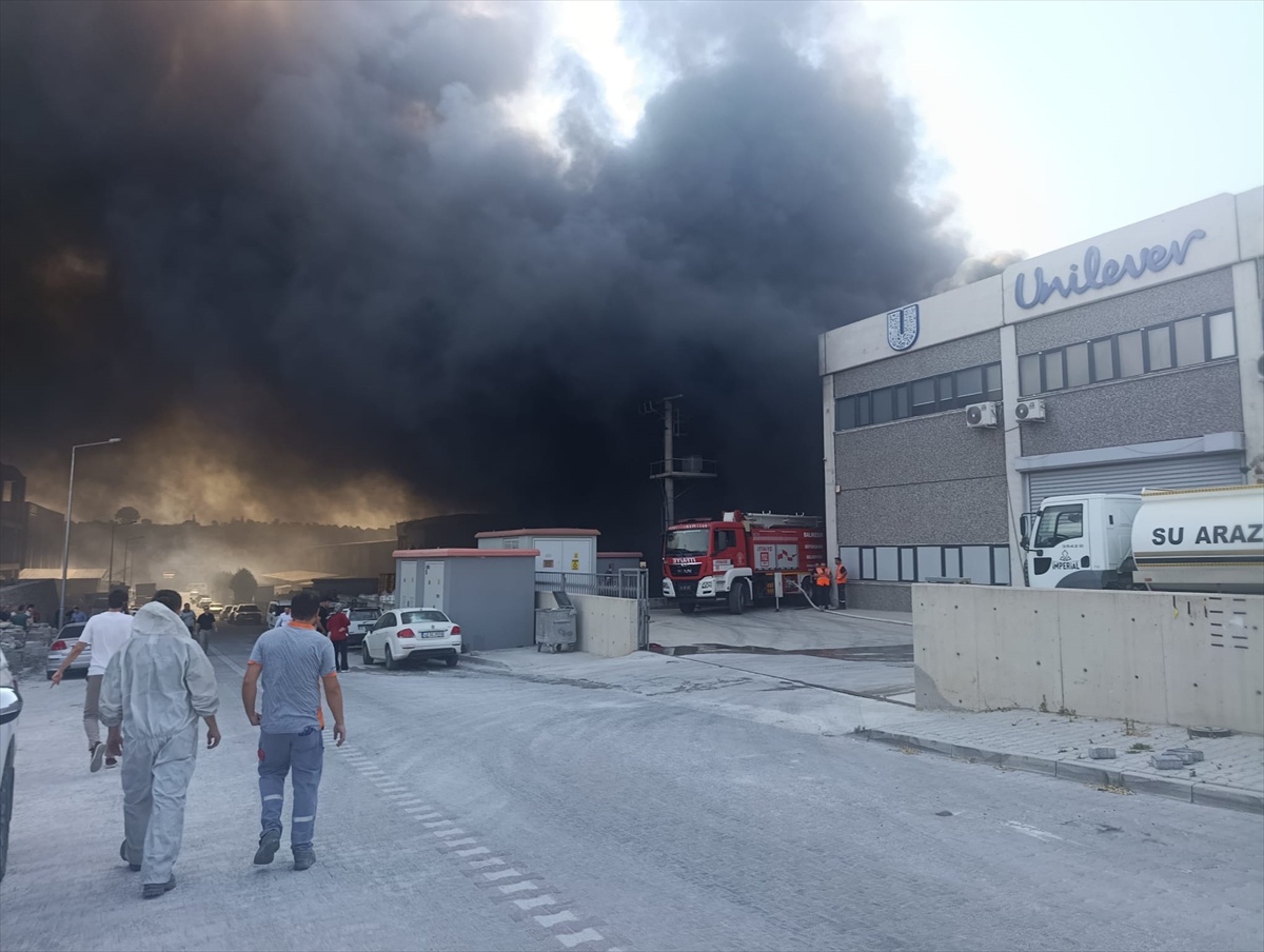 Balıkesir\'de Geri Dönüşüm Tesisinde Yangın