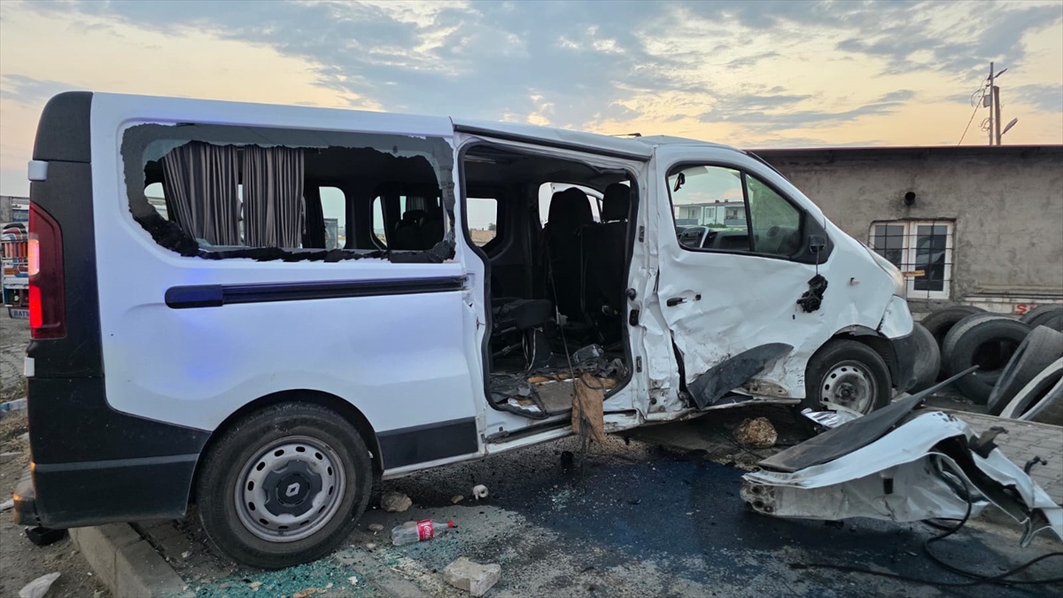 Batman\'da Minibüs Çarpışması: 9 Yaralı
