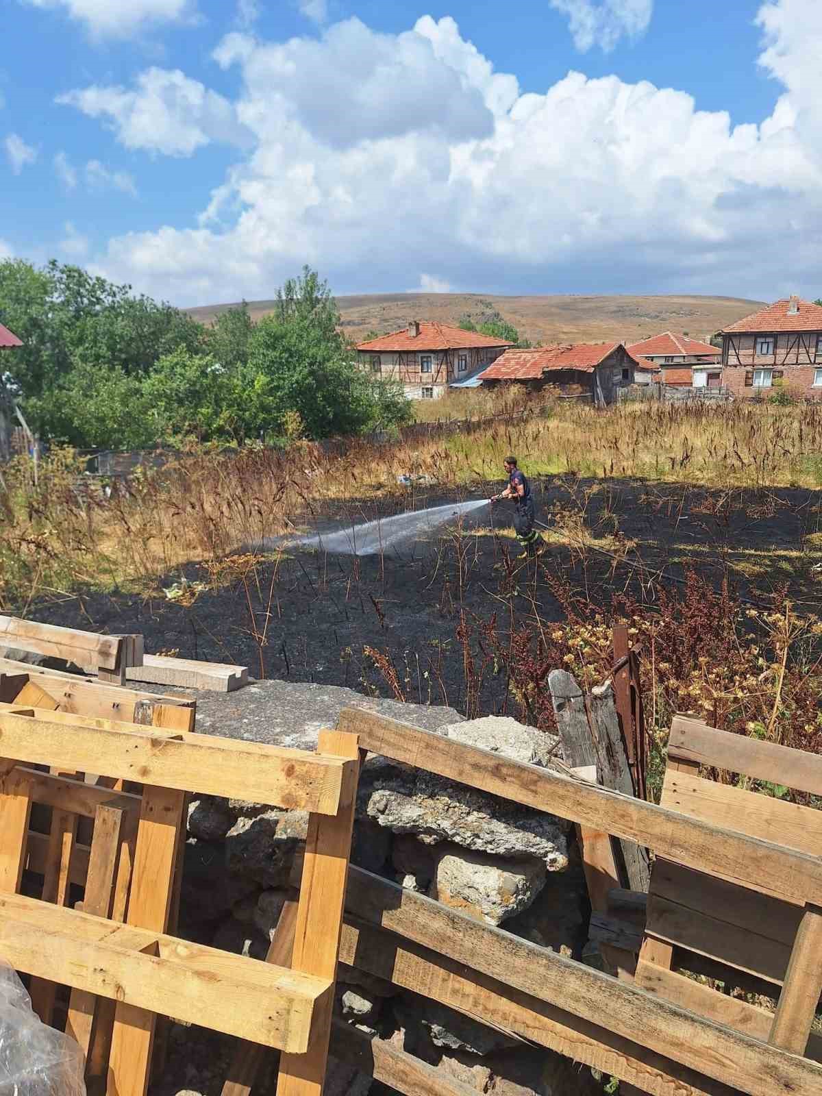 Bolu\'da Yerleşim Yakınında Ot Yangınları Kontrol Altına Alındı