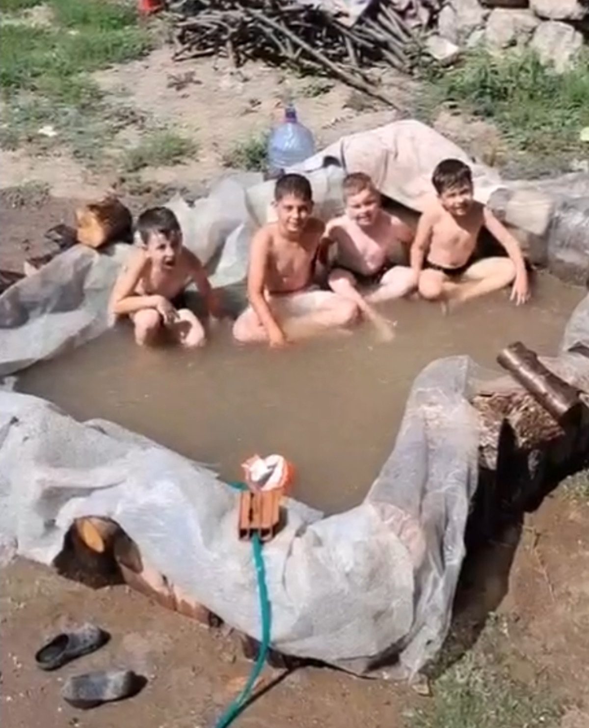 Çocuklar Naylon Havuzda Eğlendi