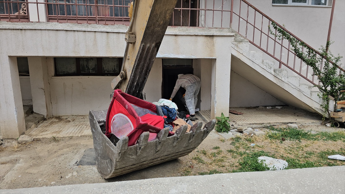 Çorum\'da Apartmandan 3 Kamyon Çöp Çıkarıldı
