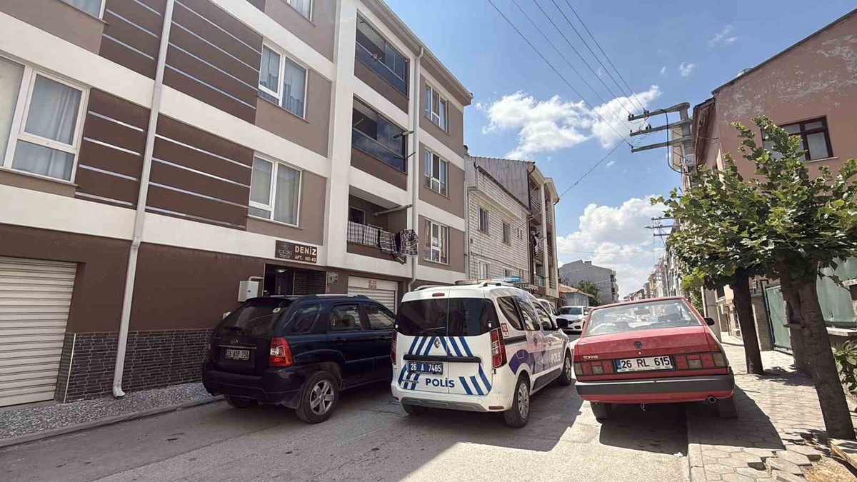 Eskişehir\'de Pencere Düşmesi: Çocuk Hastaneye Kaldırıldı