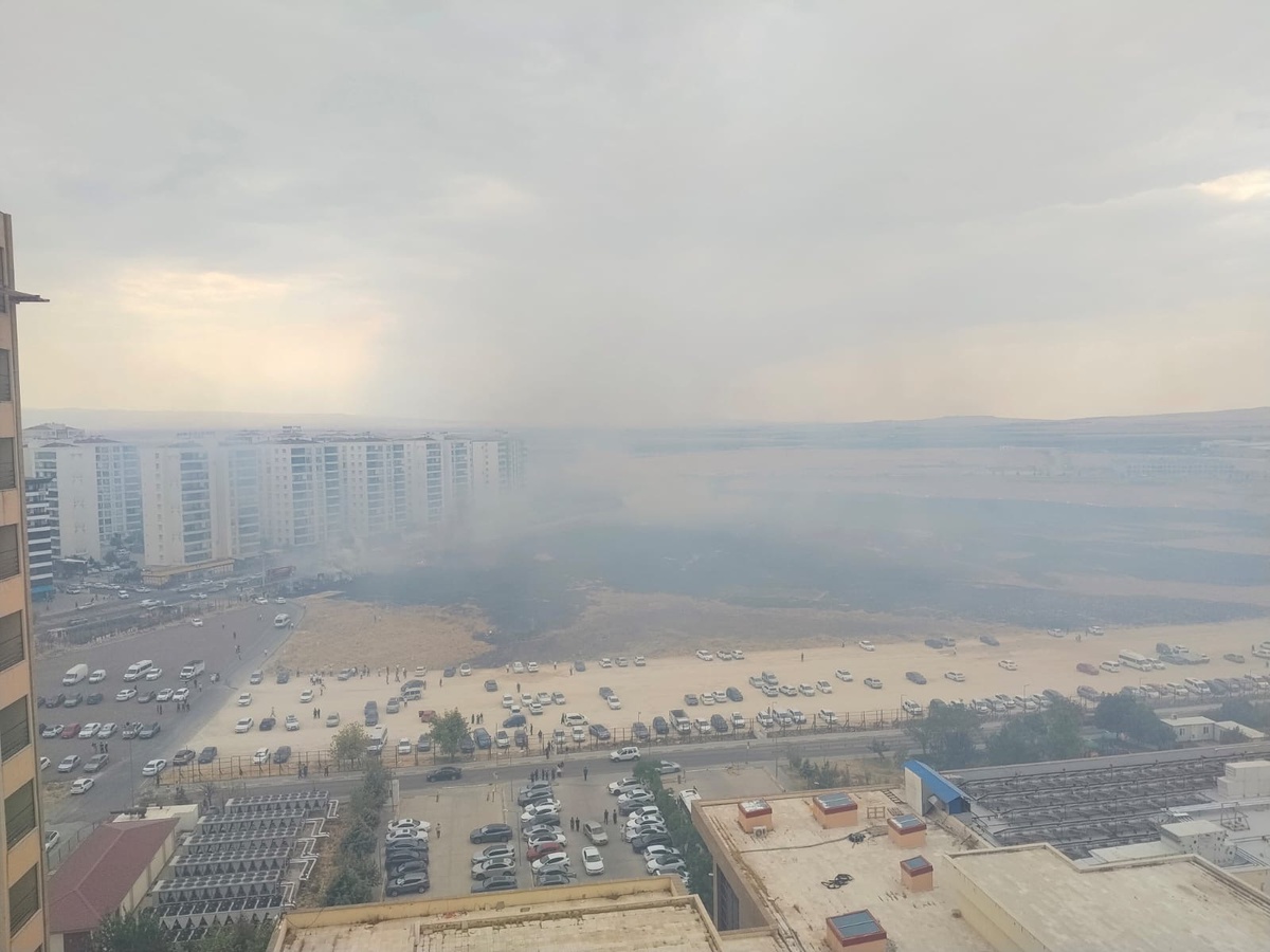 Diyarbakır\'da Hastane Yakını Anız Yangını Söndürüldü