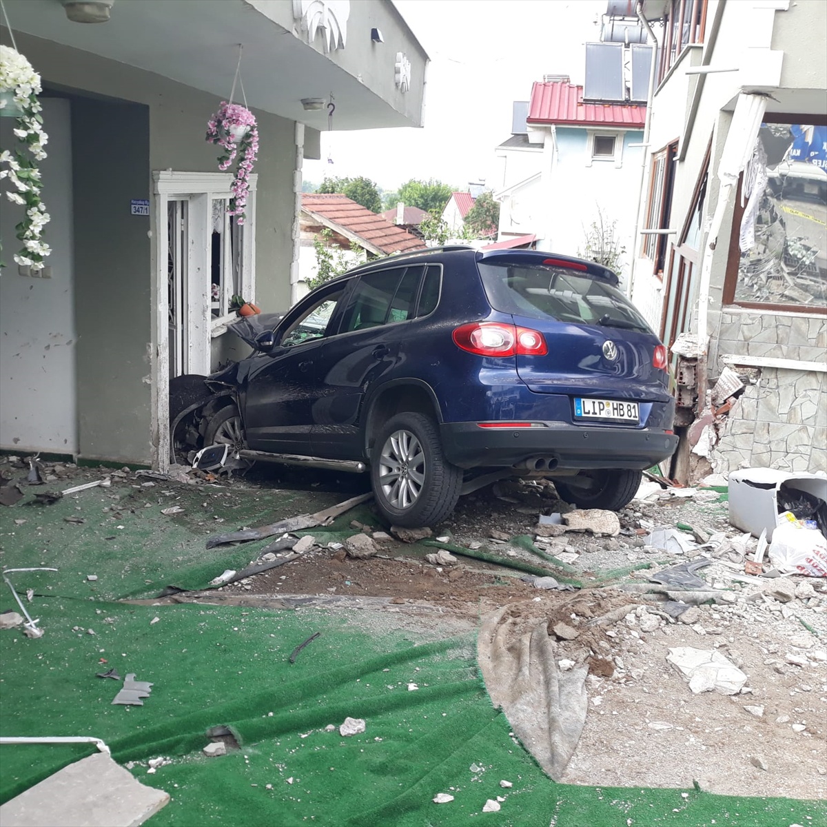 Otomobil Bahçe Duvarını Aşarak Eve Çarptı