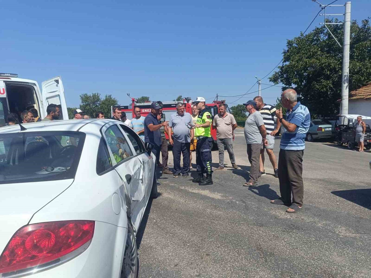 Enez\'de Trafik Kazası: 3 Yaralı