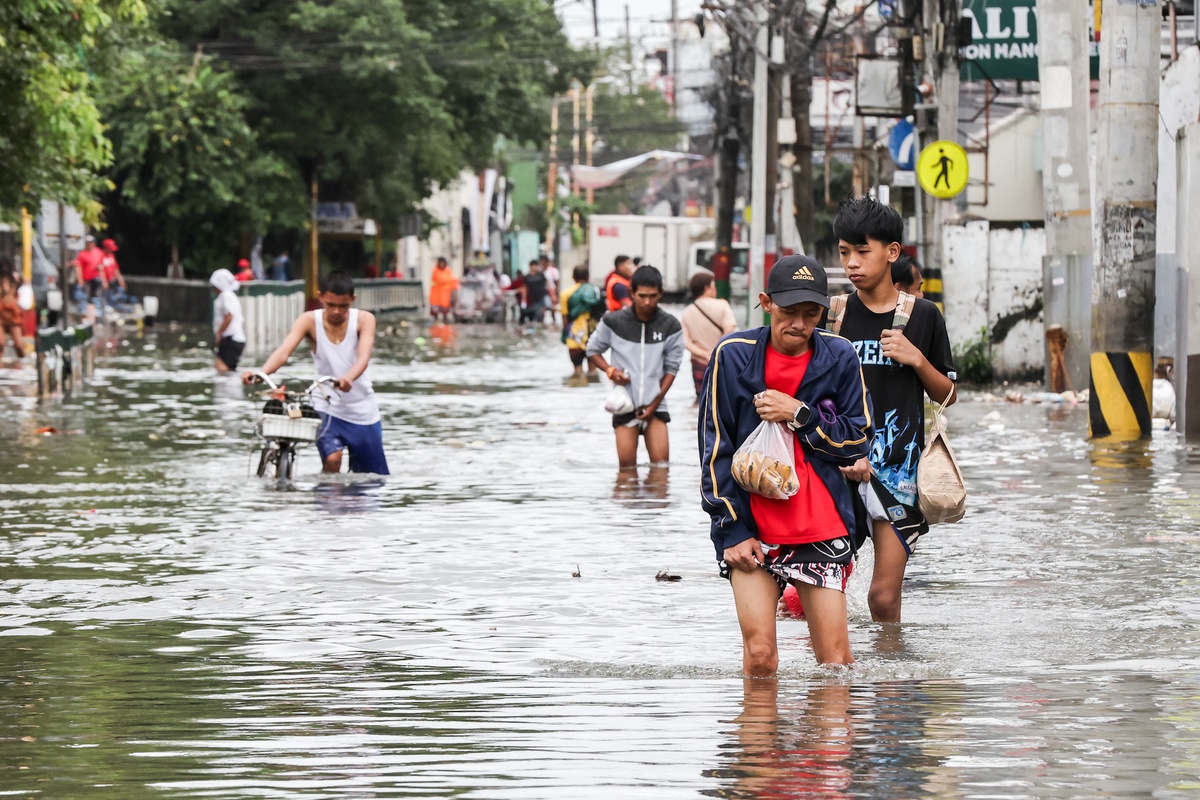 Filipinler\'de Şiddetli Hava Koşullarına Yardım