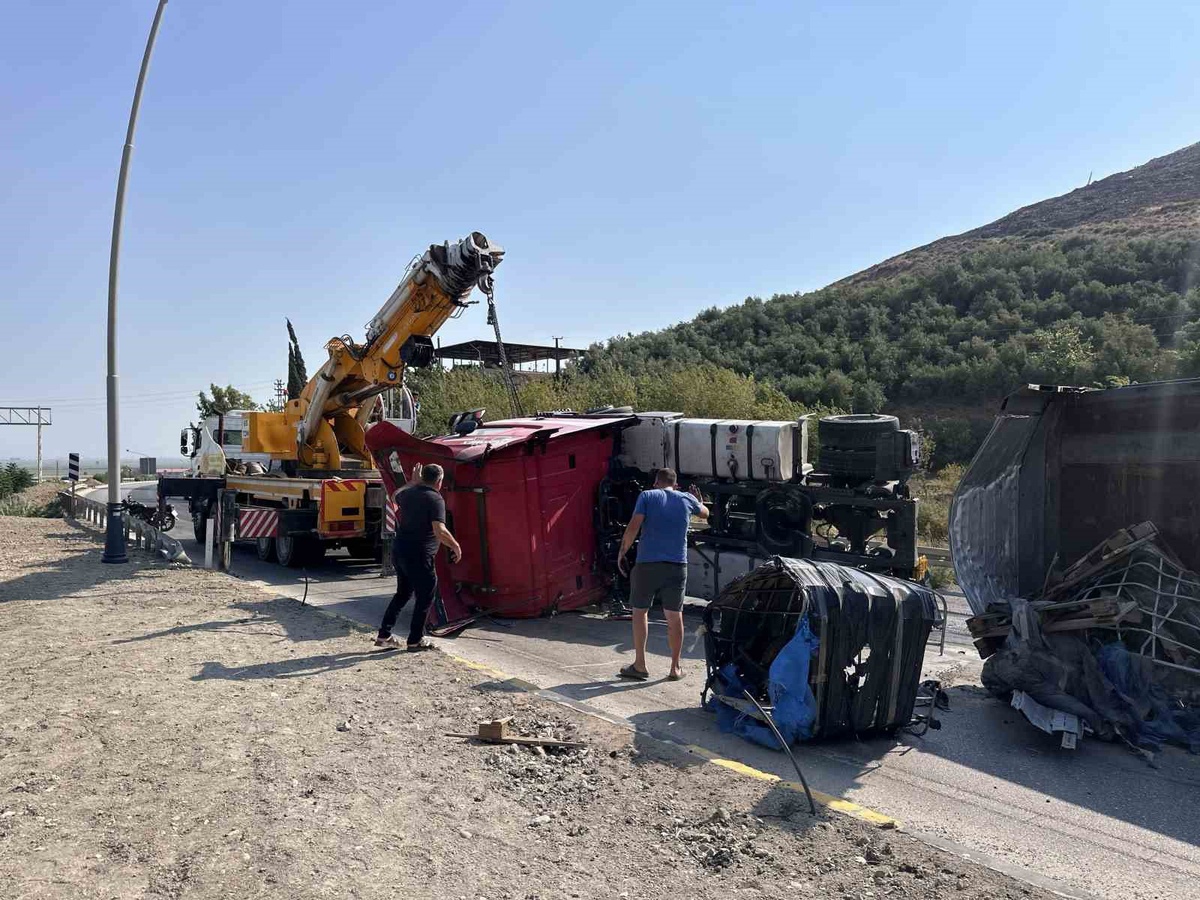 Hatay\'da Tır Kazası: Fren Arızası Devrildi
