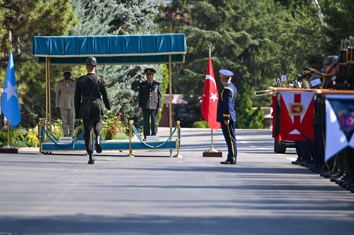 Bayraktaroğlu, Somali Genelkurmay Başkanı ile Görüştü