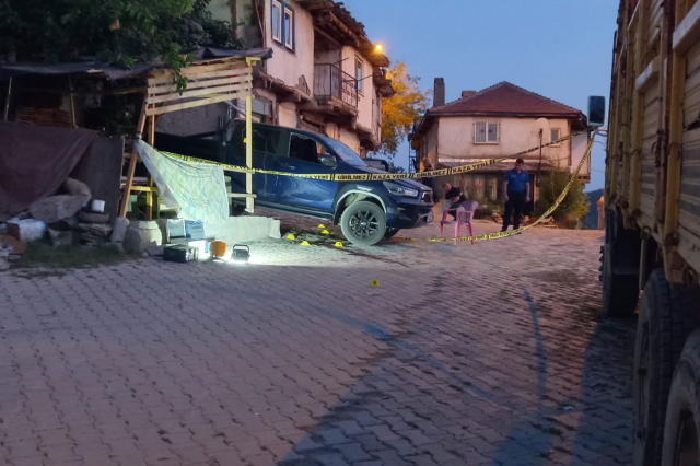 Telefonda başlayan tartışma kanlı bitti: 2 genç kurşunların hedefi oldu