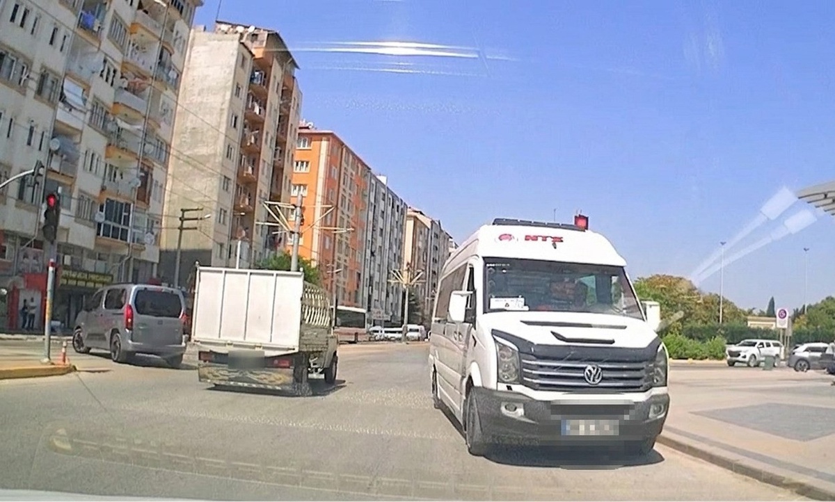 Ters Yönde Dönüş Yapan Servis Trafiği Tehdit Etti