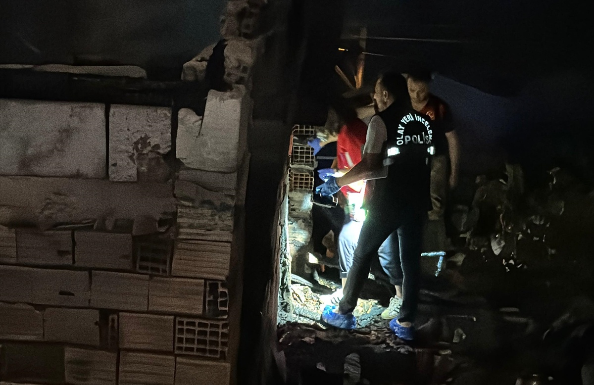 İzmir\'de Yangında Anneanne ve Torunu Hayatını Kaybetti