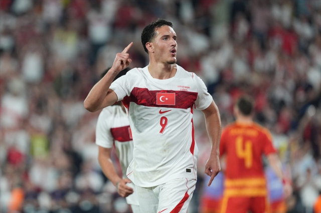Milli futbolcumuzun evi soyuldu! Zararı servet değerinde