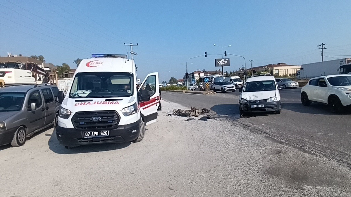 Manavgat\'ta Elektrikli Bisikletle Araç Çarpıştı