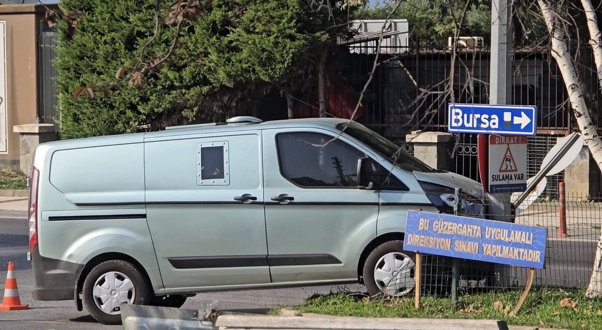 Mudanya\'da Zırhlı Araç Kaza Yaptı