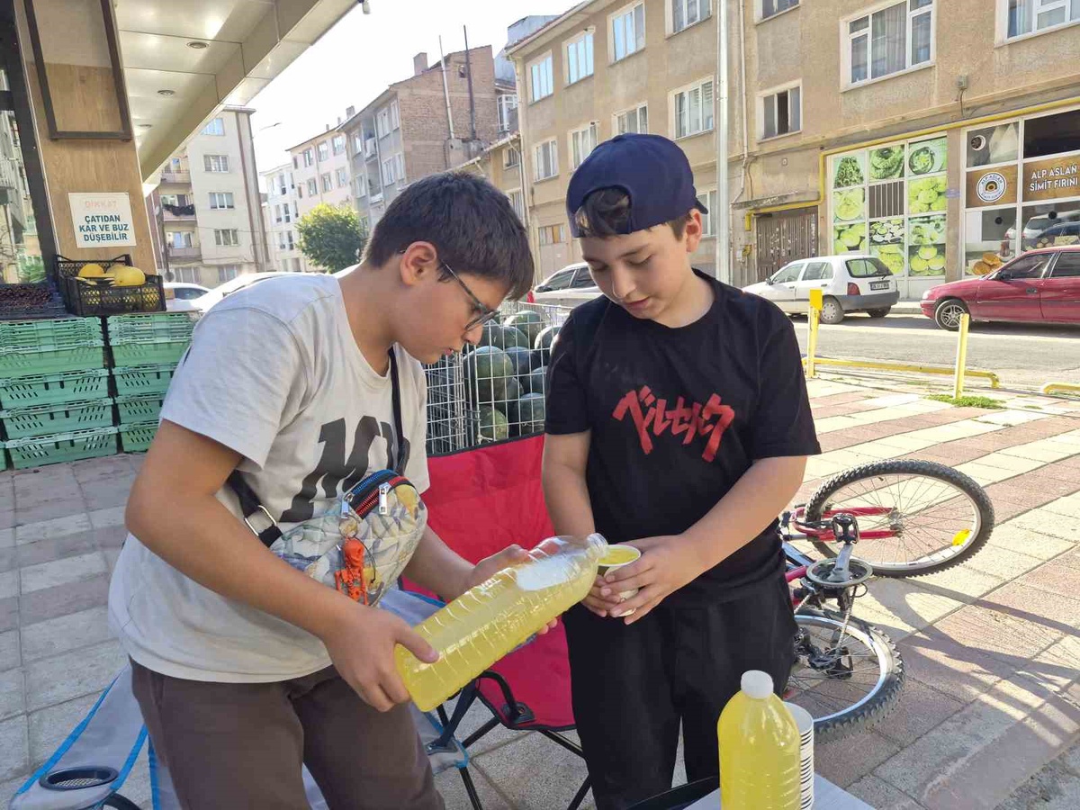 Eskişehirli Çocuklar Limonata Satarak Kazanıyor