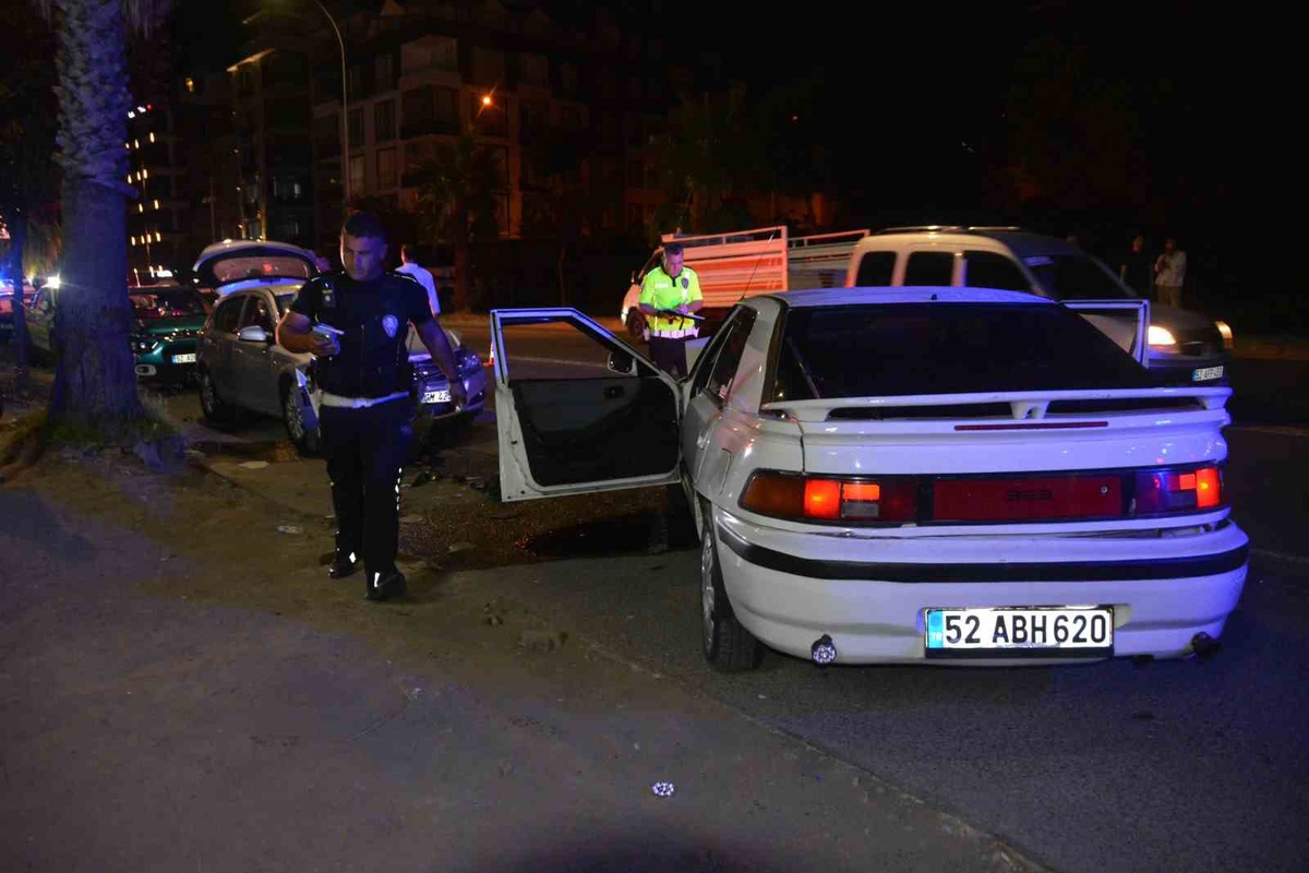 Ünye\'de 3 Araçlı Zincirleme Kaza: 4 Yaralı