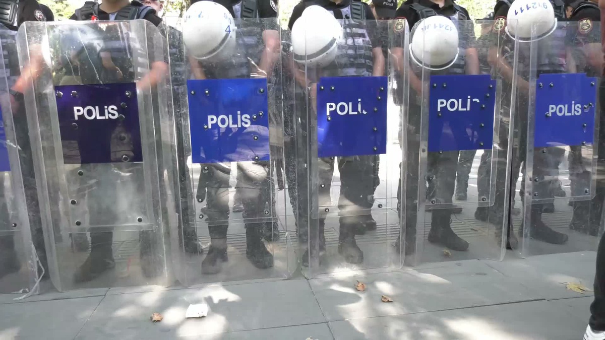 Şehit Yakınları ve Gaziler TBMM\'ye Yürümek İstedi, Polis Engel Oldu