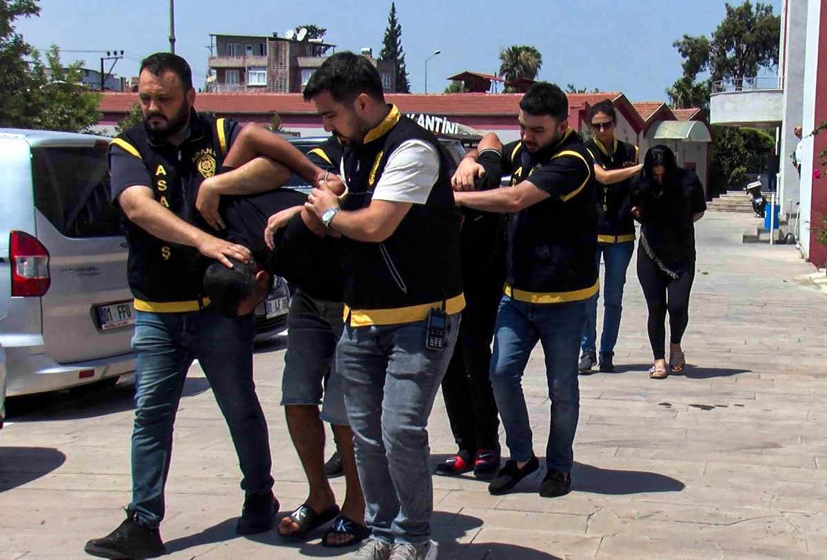 Mezarlıkta Cep Telefonu Hırsızlığı: 4 Tutuklama