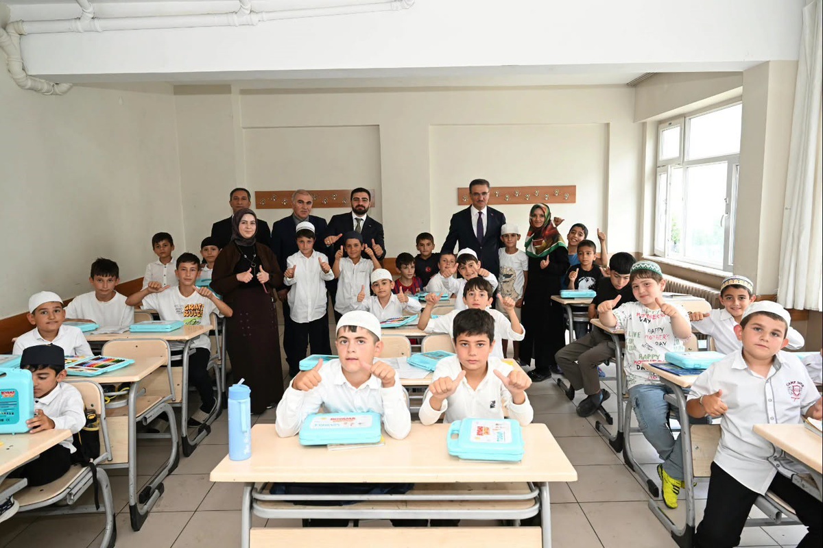 Vali Baruş, TÜGVA Yaz Okulu\'nu Ziyaret Etti