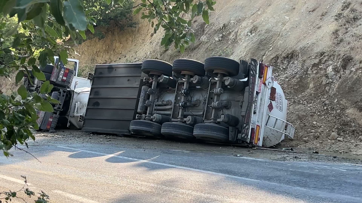 Tunceli\'de Tanker Devrildi