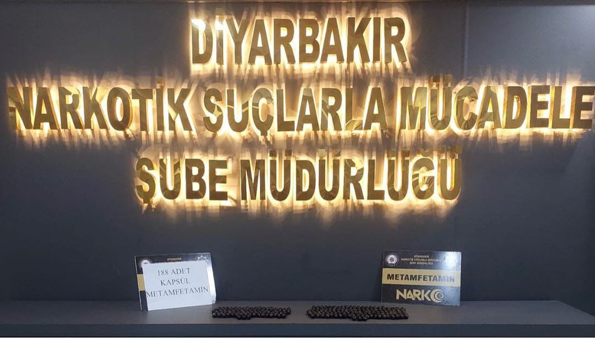 Diyarbakır\'da 1.3 kilo uyuşturucu ile 2 yabancı tutuklandı