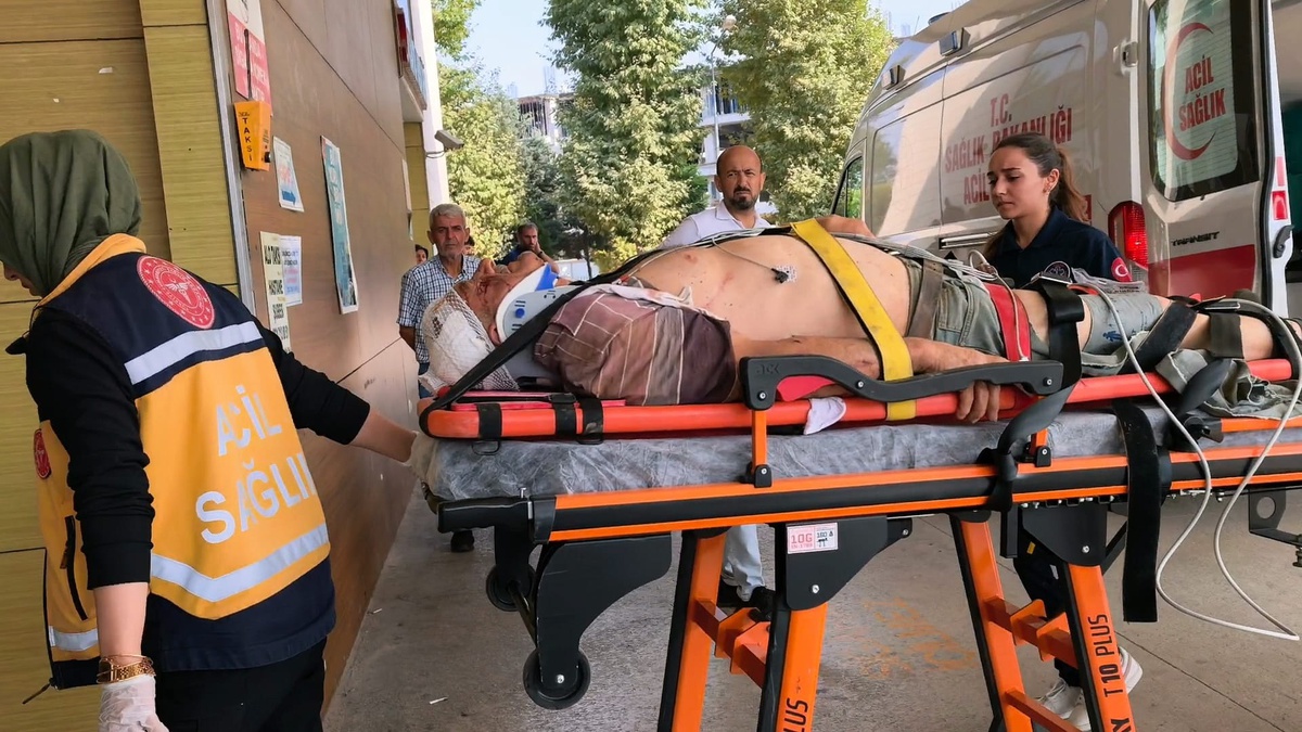 Traktör Uçuruma Düştü, Sürücü Ağır Yaralandı