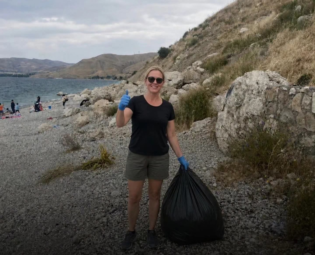 Alman Turist Van Gölü\'nde Temizlik Yaptı