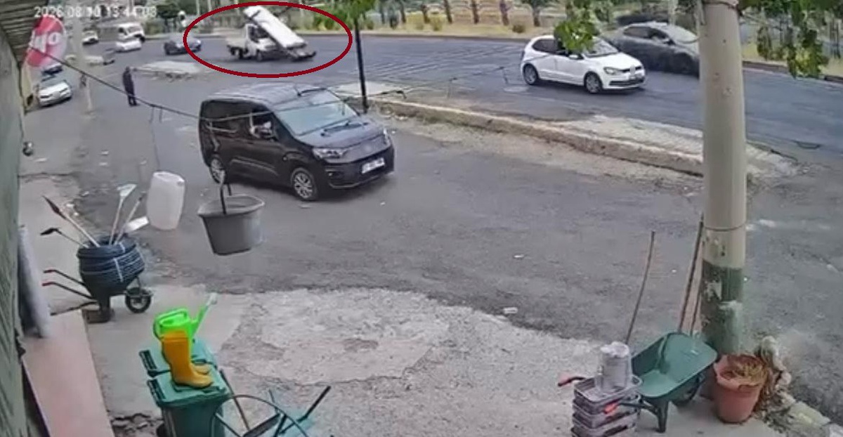 Diyarbakır\'da Kamyonetin Yükü Yola Savruldu