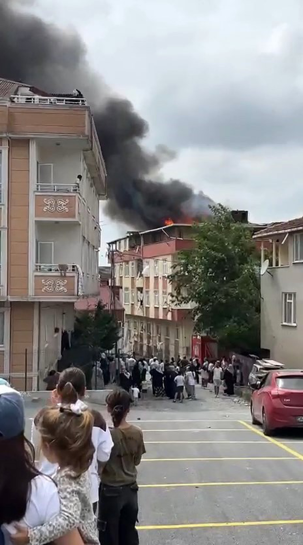 Arnavutköy\'de Çatı Yangını