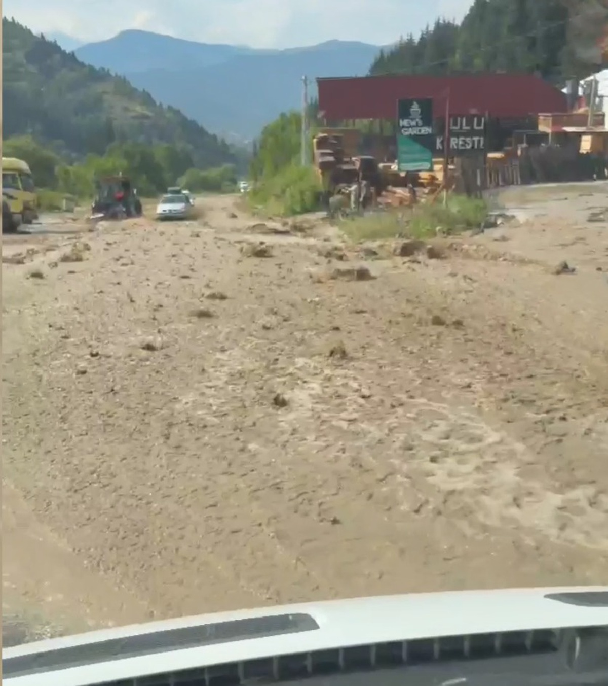 Artvin\'de Sağanak, Yollar Göle Döndü