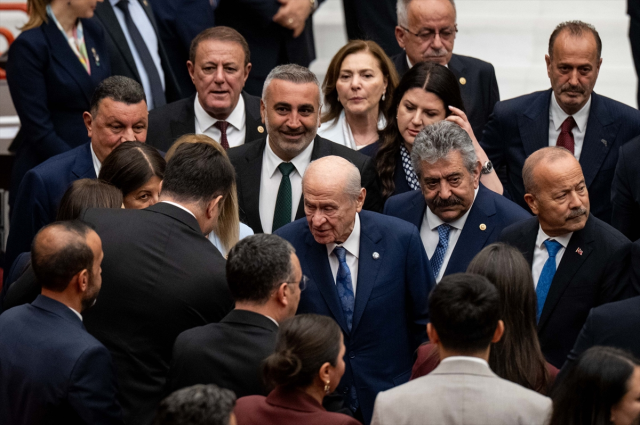 Bahçeli, çerçeve yasanın kabul edilmesinin ardından DEM Partili isimlerle tokalaştı
