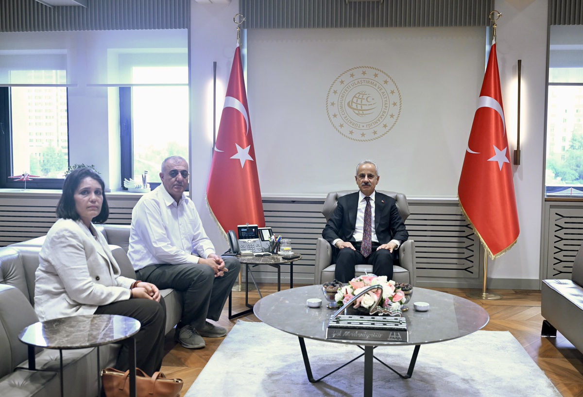 Bakan Uraloğlu, Adnan Yeşil\'in Ailesini Ziyaret Etti