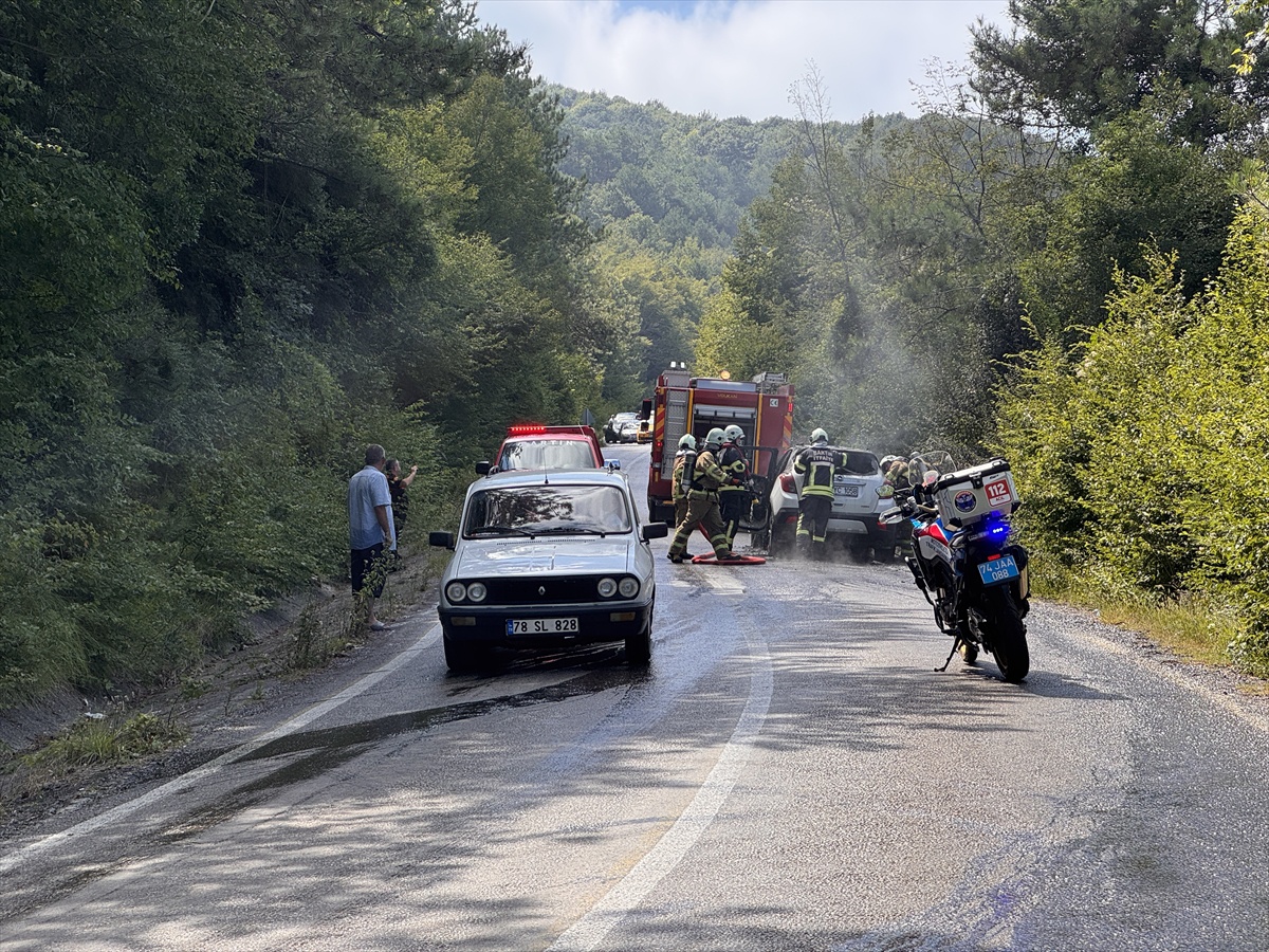 Bartın\'da Otomobil Yangını: Araç Kullanılamaz Hale Geldi
