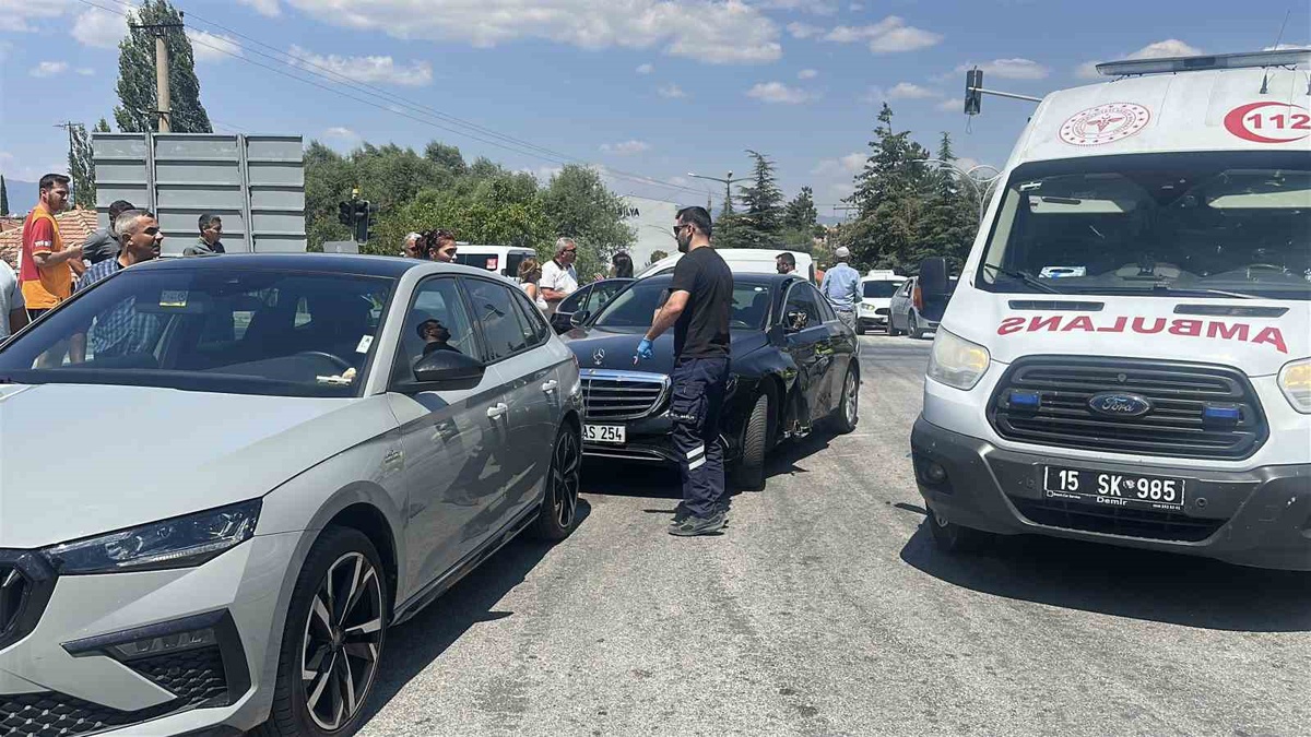 Burdur\'da Motosiklet ve Otomobil Çarpıştı
