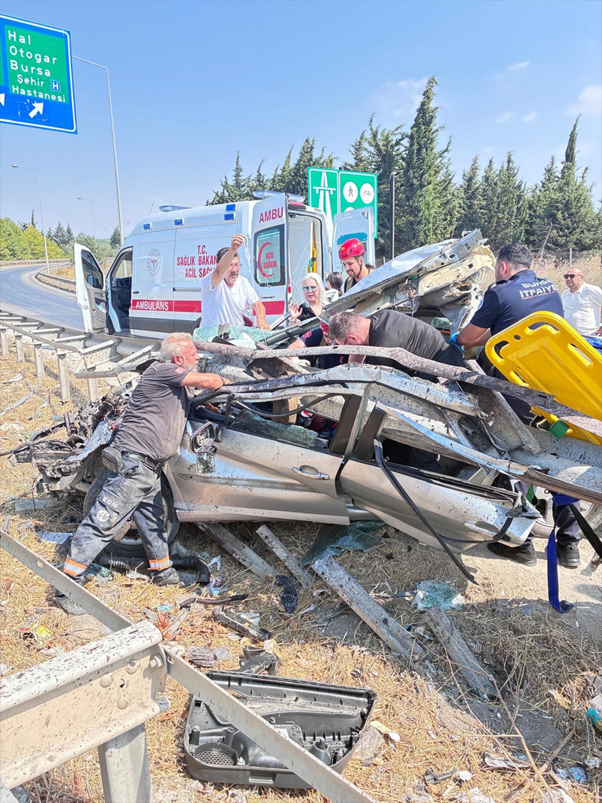 Bursa\'da Otomobil Bariyerlere Çarptı, Sürücü Yaralandı