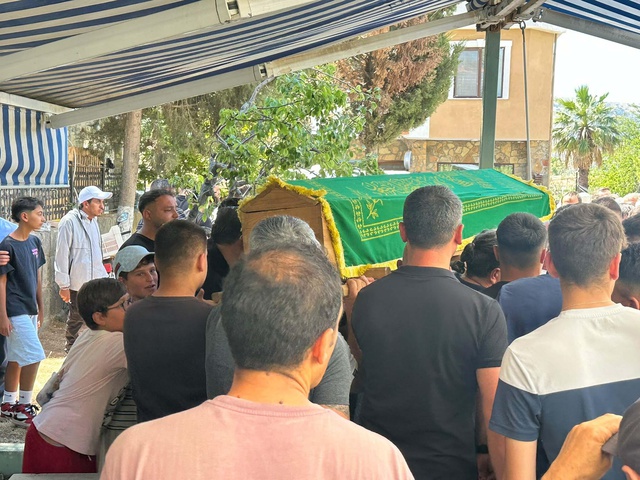 Motosiklet 2 can aldı: Son yolculuğuna uğurlanan Emirhan daha 17 yaşındaydı