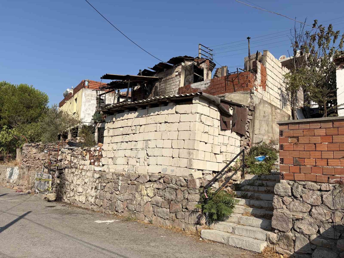İzmir\'de Yangın: Anneanne ve Torunu Hayatını Kaybetti