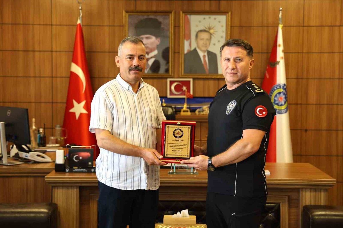 Emekli Polis Memuruna Veda Plaketi