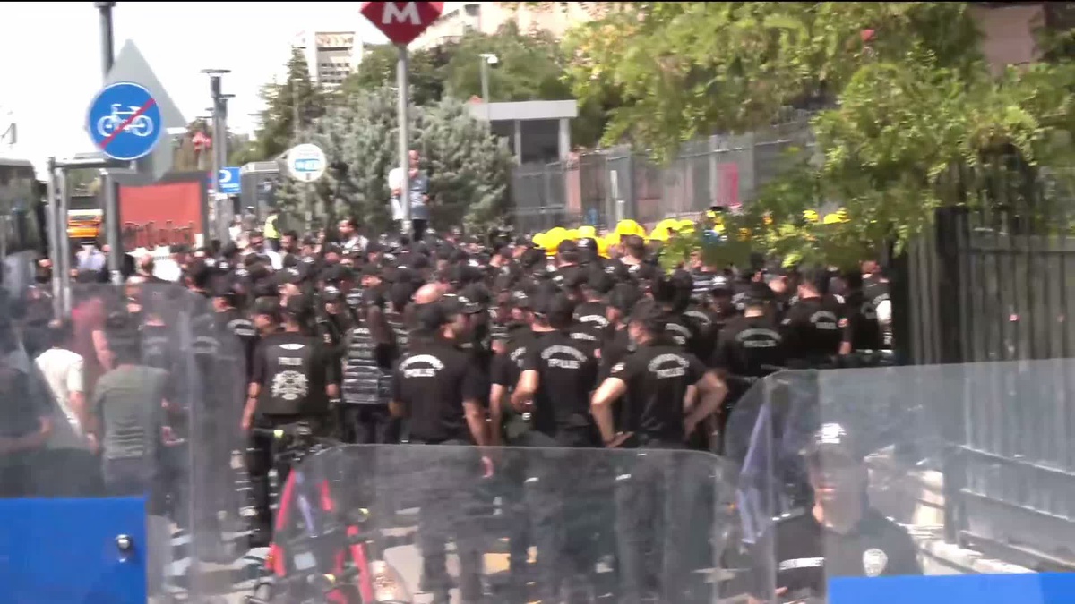 Madencilerden Eylem: Polis Ablukasında Bekliyorlar