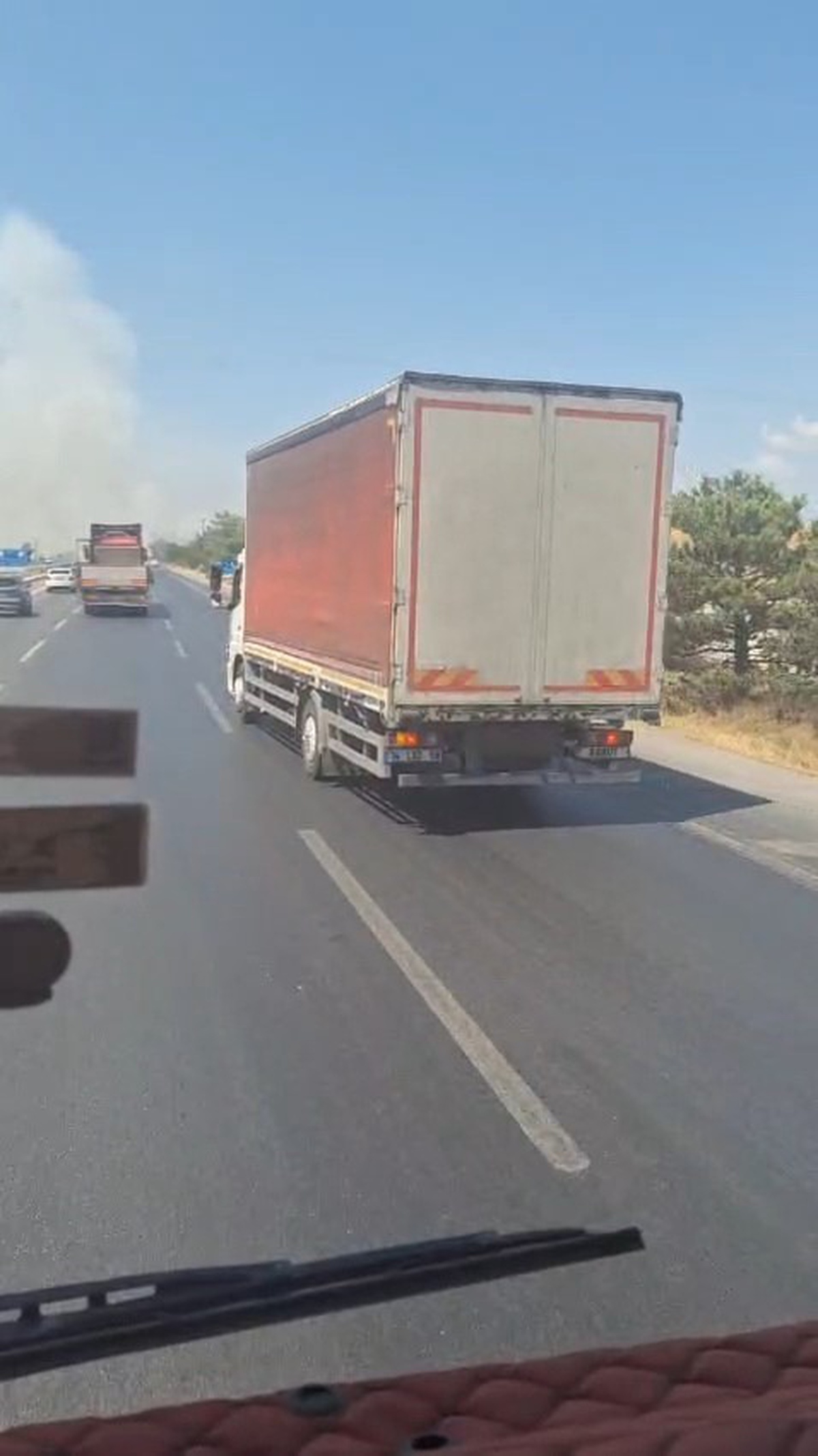 Karayolundaki otluk alanda çıkan yangın ormana sıçramadan söndürüldü