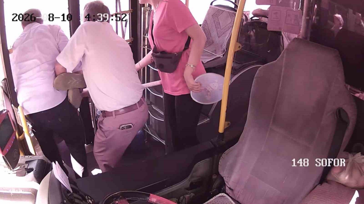 Fenalaşan yolcuyu halk otobüsü şoförü hastaneye yetiştirdi