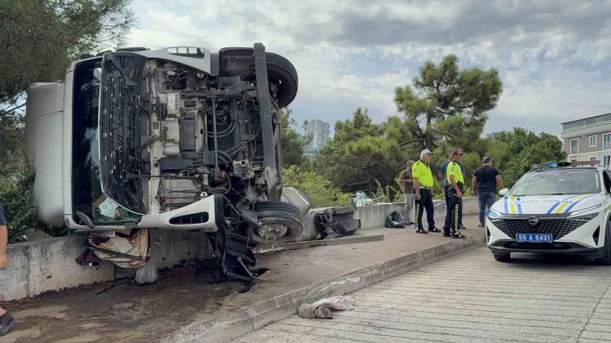 Freni tutmayan kamyon bahçeye devrildi
