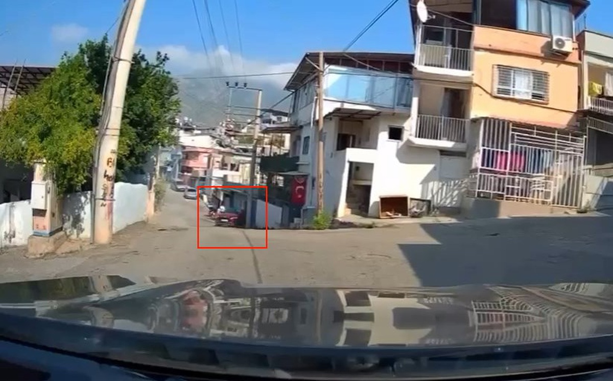 İskenderun\'da Kaza: Araç Ev Duvarına Çarptı